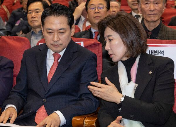 국민의힘 장동혁 대표(왼쪽)와&nbsp;나경원&nbsp;의원이 26일 국회 의원회관에서 열린 '독립외교 40년 : 이승만의 외로운 투쟁' 시사회에서 대화하고 있다. [사진=연합뉴스]