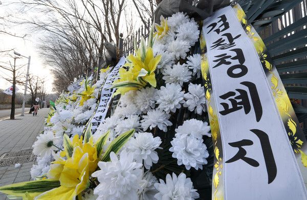 지난 20일 경기도 정부과천청사 앞에&nbsp;대장동&nbsp;개발비리 사건&nbsp;항소&nbsp;포기와 관련해 법무부를 규탄하는 문구가 적힌 근조 화환이 줄지어 서 있다. [사진=연합뉴스]