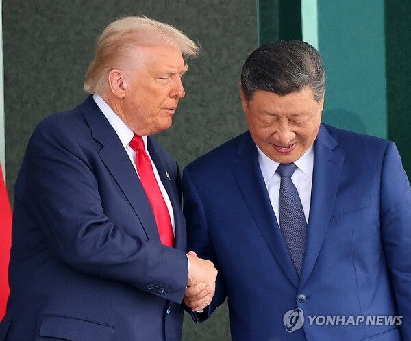 도널드 트럼프 미국 대통령과 시진핑 중국 국가주석이 30일 부산 김해공군기지 의전실 나래마루에서 미중 정상회담을 마친 뒤 회담장을 나서며 악수하고 있다 [사진=연합뉴스]