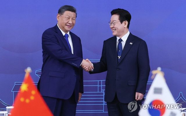 이재명 대통령과 시진핑 중국 국가주석이 1일 경북 국립경주박물관에서 한중 정상회담에 앞서 악수하고 있다. 2025.11.1. [사진=연합뉴스]&nbsp;