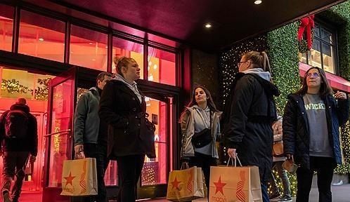 뉴욕 메이시스 백화점 앞 블랙프라이데이 쇼핑객 [사진=뉴욕 AFP/연합뉴스]