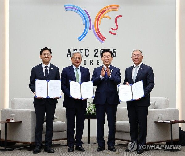 이재명 대통령이 31일 APEC 정상회의장인 경주화백컨벤션센터에서 젠슨 황 엔비디아 최고경영자(CEO) 접견 전 과학기술정보통신부와 현대차, 엔비디아의 국내 피지컬 AI 역량 고도화 협약 관련 기념촬영을 하고 있다 [사진=연합뉴스]
