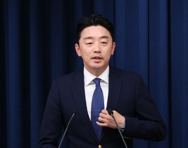 &nbsp;강훈식&nbsp;대통령비서실장이 3일 용산 대통령실 기자회견장에서 재판중지법 관련 브리핑을 하고 있다. [사진=연합뉴스]