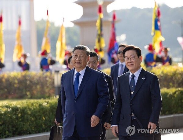 이재명 대통령과 시진핑 중국 국가주석이 1일 경북 국립경주박물관 천년미소관에서 열린 공식 환영식을 마친 뒤 정상회담을 위해 특별전시관으로 이동하고 있다 [사진=연합뉴스]
