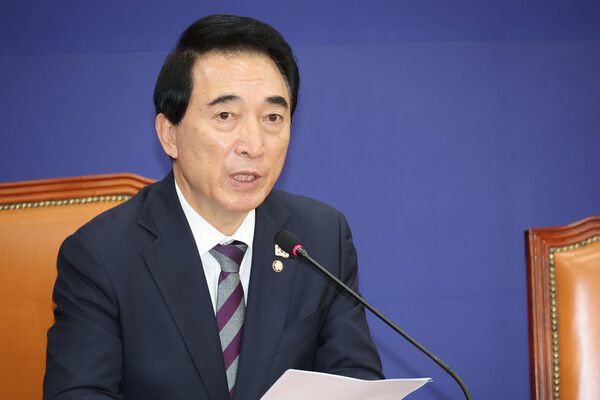 더불어민주당&nbsp;박수현&nbsp;수석대변인이 2일 서울 여의도 국회에서 기자간담회를 하고 있다. [사진=연합뉴스]