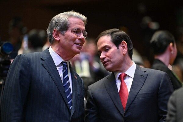 APEC 참석한 스콧 베선트 미 재무장관(왼쪽) [사진=AFP/연합뉴스]