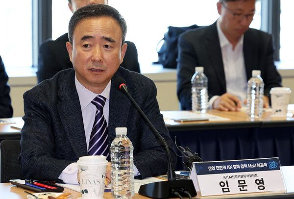 &nbsp;임문영&nbsp;국가AI전략위원회 부위원장이 지난 10월 15일 서울 종로구 광화문 교보빌딩 국가과학기술자문회의 대회의실에서 열린 '산업 전반의 AX 정책 협력 MOU 체결식'에서 인사말을 하고 있다. [사진=연합뉴스]