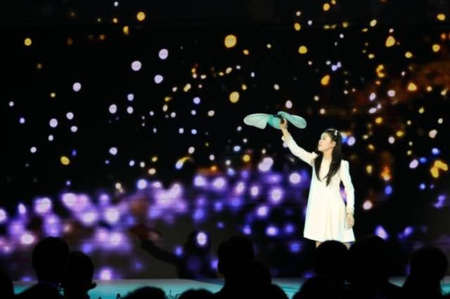 31일 경북 경주시 라한셀렉트호텔에서 열린 2025 아시아태평양경제협력체(APEC) 정상회의 환영 만찬에서 '나비'를 주제로한 문화 공연이 진행되고 있다. 이날 양국 정상은 '나비 연결성'으로 대화를 나누었다. [사진=연합뉴스]