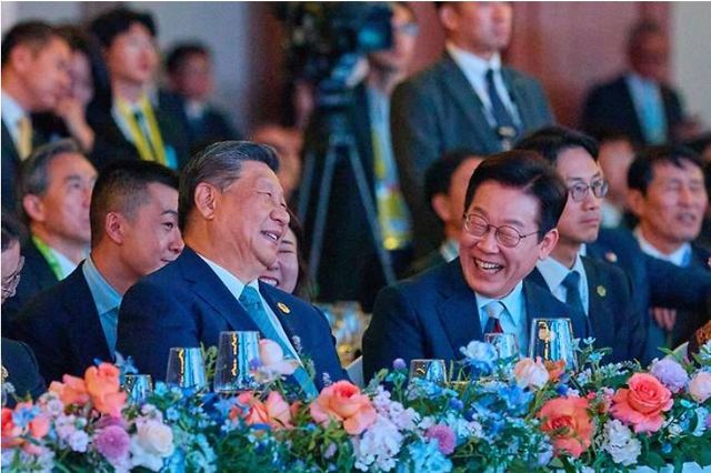 이재명 대통령과 시진핑 중국 국가주석이 지난달 31일 경주시 라한셀렉트호텔에서 열린 2025 아시아태평양경제협력체(APEC) 정상회의 만찬에서 파한대소하며 대화를 나누고 있다. [사진=대통령실 제공]