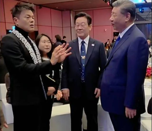 대통령 직속 대중문화교류위원회 공동위원장인 박진영 위원장(JYP엔터테인먼트 대표)은 1일 이재명 대통령, 시진핑 중국 국가주석과 '한한령 해제'에 대해 대화를 나누고 있다. [사진=박진영 SNS 갈무리]