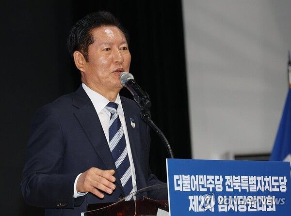 2일 전북 전주시 완산구 전주대학교 JJ아트홀에서 열린 더불어민주당 전북특별자치도당 임시당원대회에서 정청래 당 대표가 발언하고 있다 [사진=연합뉴스]