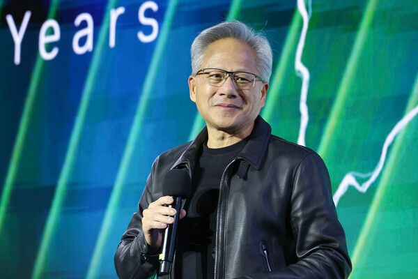 젠슨 황 엔비디아 최고경영자가 지난 달 30일 서울 코엑스에서 열린 엔비디아의 그래픽카드(GPU) '지포스' 출시 25주년 행사에서 단상에 올라 발언하고 있다. [사진=연합뉴스]