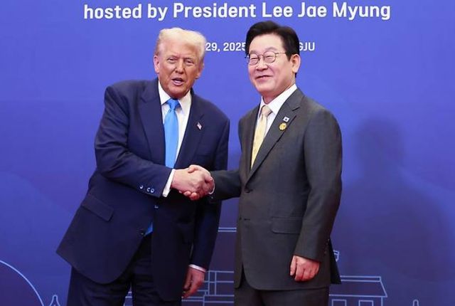 이재명 대통령이 10월29일 경북 경주 힐튼호텔 그랜드볼룸에서 열린 대통령 주최 정상 특별만찬에 앞서 도널드 트럼프 미국 대통령을 영접하고 있다. [사진=연합뉴스]