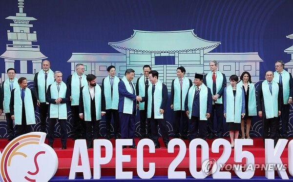 이재명 대통령이 1일 경주화백컨벤션센터(HICO)에서 2025 아시아태평양경제협력체(APEC) 참석 정상들과 기념촬영 후 시진핑 중국 국가주석과 인사하고 있다 [사진=연합뉴스]
