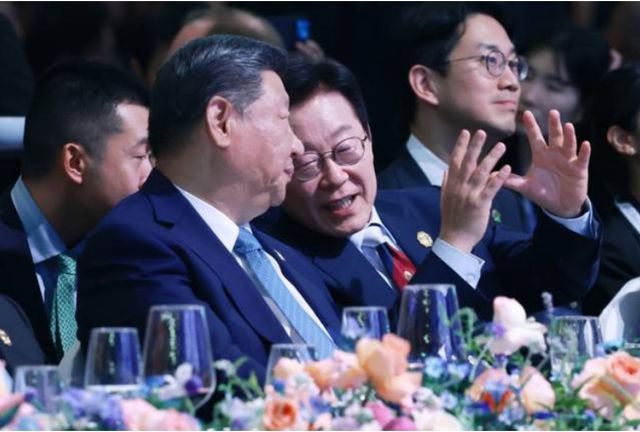 이재명 대통령과 시진핑 중국 국가주석이 31일 경북 경주시 라한셀렉트호텔에서 열린 2025 아시아태평양경제협력체(APEC) 정상회의 환영 만찬에서 문화공연을 관람하며 대화하고 있다. [사진=연합뉴스]