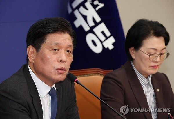 더불어민주당 조승래 사무총장이 30일 서울 여의도 국회에서 당무 현안 관련 기자간담회를 하고 있다. [사진=연합뉴스]