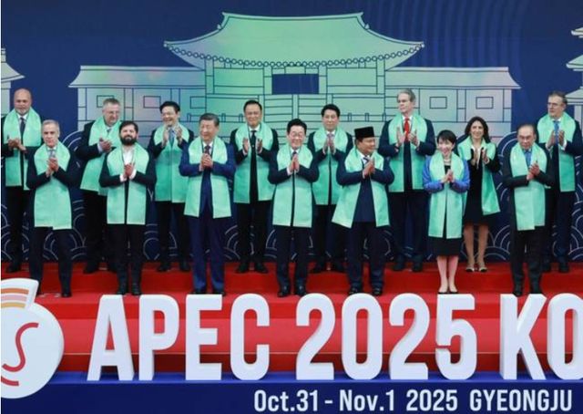 이재명 대통령이 1일 경주화백컨벤션센터(HICO)에서 열린 2025 아시아태평양경제협력체(APEC) 정상회의에서 각국 정상들과 한복 소재로 만든 목도리를 두르고 AEPC 공식 기념촬영을 하고 있다. 이번 경주APEC에서는 '경주선언'이 채택됐다. [사진=연합뉴스]