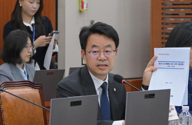 4일 국회 성평등가족위 국정감사에서 더불어민주당 박홍배 의원이 위안부 문제 등에 대해 질의하고 있다. [사진=박홍배 의원 페이스북 갈무리]