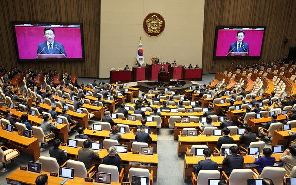 이재명&nbsp;대통령이 4일 서울 여의도 국회 본회의장에서 내년도 정부 예산안에 대한 시정연설을 하고 있다. [사진=연합뉴스/국회사진기자단]