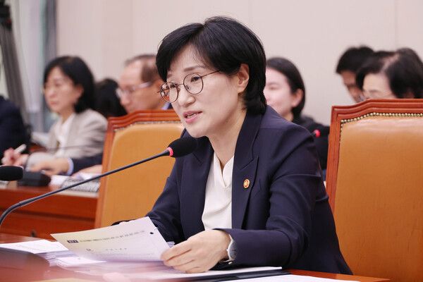 원민경 성평등가족부 장관이 4일 서울 여의도 국회 성평등가족위원회에서 열린 성평등가족부에 대한 국정감사에서 위원 질의에 답하고 있다&nbsp; [사진=연합뉴스]