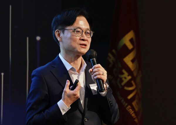 김정관 산업통상부 장관이 3일 서울 그랜드하얏트호텔에서 열린 제190회 중견기업 CEO 오찬 강연회에서 강연하고 있다. [사진=연합뉴스]