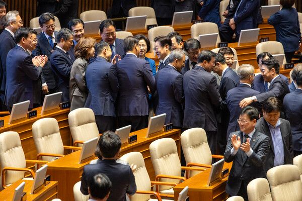 이재명&nbsp;대통령이 4일 서울 여의도 국회 본회의장에서 내년도 정부 예산안에 대한 시정연설을 마친 뒤 퇴장하며 더불어민주당 의원들과 악수하고 있다. [사진=연합뉴스/국회사진기자단]