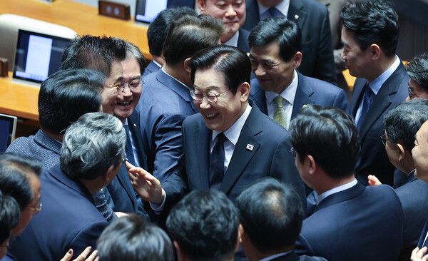 이재명&nbsp;대통령이 4일 서울 여의도 국회 본회의장에서 내년도 정부 예산안에 대한 시정연설을 마친 뒤 의원들과 악수하고 있다. [사진=연합뉴스/국회사진기자단]