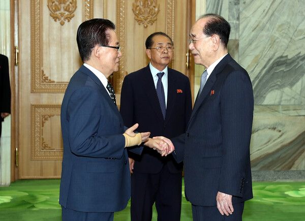 &nbsp;문재인 대통령 방북 특별수행단인 박지원 당시 민주평화당 의원이 평양 인민문화궁전에서&nbsp;김영남&nbsp;북한 최고인민회의 상임위원장과 대화하고 있다. 2018년 9월18일의 모습.[사진=연합뉴스]