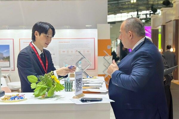 대웅제약 부스에서 해외 바이어와 논의하고 있는 모습./사진=대웅제약