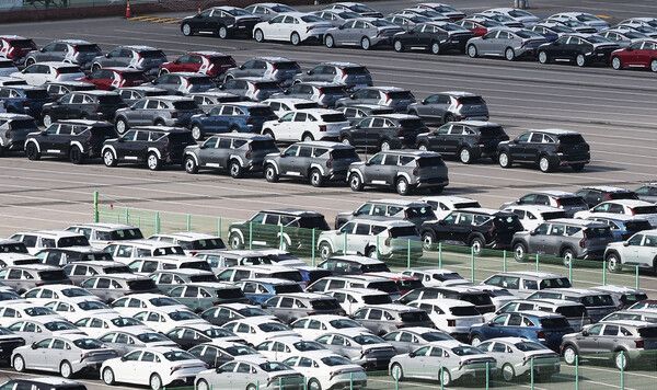 한국의 10월 수출이 작년보다 3.6% 증가한 것으로 집계됐다.&nbsp;사진은 2일 경기도 평택항에 수출용&nbsp;자동차가 세워져 있는 모습. [사진=연합뉴스]