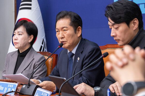 더불어민주당 정청래 대표가 5일 국회에서 21대 대선 백서 발간 시연회 직후 열린 최고위원회의에서 향후 정책 추진 방향에 대해 말하고 있다. [사진=연합뉴스]