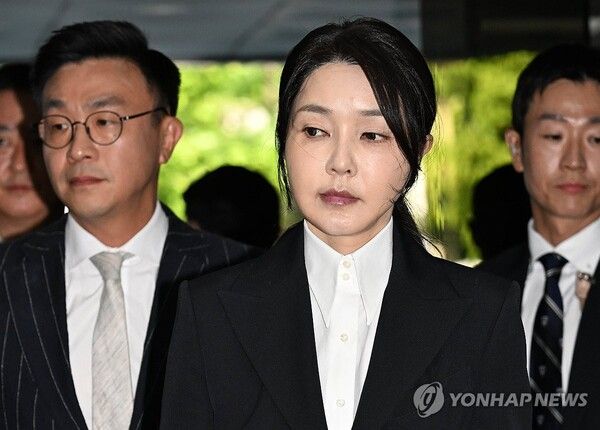 김건희씨가 '건진법사' 전성배 씨로부터 샤넬 가방을 받은 사실을 처음으로 인정했다 [사진=연합뉴스]