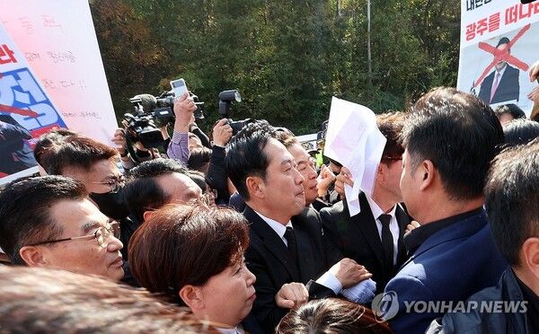 국민의힘 장동혁 대표가 6일 오후&nbsp;광주&nbsp;북구 국립5·18민주묘지에서 참배를 시도하고 있다. [출처=연합뉴스]