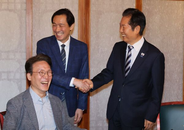 정청래&nbsp;대표와 우상호 정무수석이 지난달 12일 서울 종로구 총리공관에서 열린 고위당정협의회에 참석해 악수하고 있다. [사진=연합뉴스]