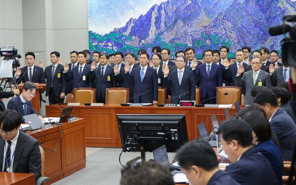 강훈식 대통령 비서실장과 위성락 국가안보실장을 비롯한 참석 증인들이 6일 서울 여의도 국회에서 열린&nbsp;운영위원회의 대통령비서실과 국가안보실, 대통령경호처 등에 대한 국정감사에서 증인선서를 하고 있다. [사진=연합뉴스]