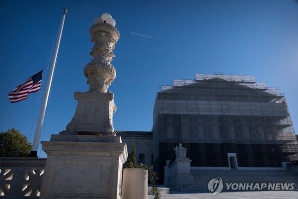 '트럼프 관세' 적법성 심리 나선 연방 대법원&nbsp;[사진=AP=연합뉴스]
