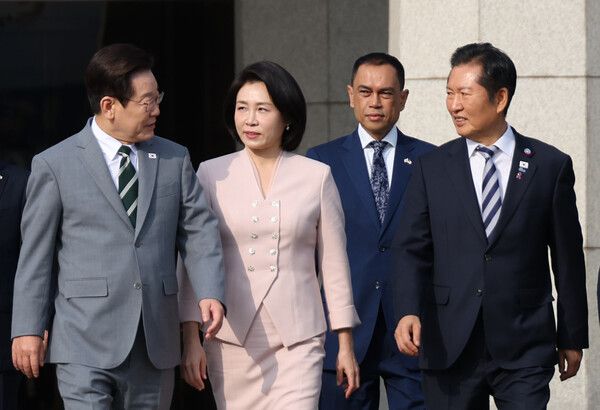 말레이시아 아세안 정상회의 참석차 출국하는 이재명 대통령이 지난달 26일 성남 서울공항에서 더불어민주당&nbsp;정청래&nbsp;대표와 대화하며 공군 1호기로 향하고 있다. [사진=연합뉴스]