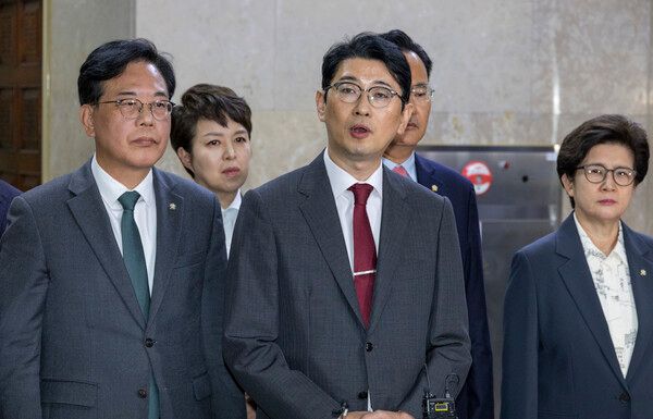 국민의힘 주진우 의원과&nbsp;운영위원들이 6일 국회&nbsp;운영위원회 회의실 앞에서 이날&nbsp;운영위&nbsp;회의 정회 직후 발생한 여야 의원 간 물리적 충돌 이후 열린 기자회견에서 신상 발언을 하고 있다.&nbsp;[사진=연합뉴스]
