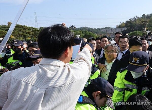 국민의힘 장동혁 대표가 6일&nbsp;광주&nbsp;북구 국립5·18민주묘지에서 시민단체의 항의를 받고 있다. [출처=연합뉴스]