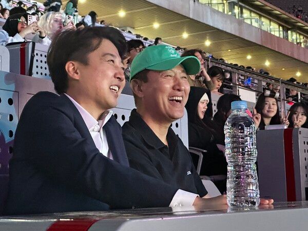 지난 4월 40일 당시 개혁신당&nbsp;이준석&nbsp;대선 후보(왼쪽)가 서울월드컵경기장에서&nbsp;오세훈&nbsp;서울시장과 서울스프링페스타 원더쇼 개막식을 관람하고 있다. [사진=이준석&nbsp;캠프 제공. 재판매 및 DB 금지]