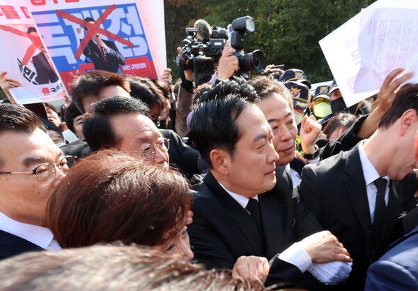 국민의힘&nbsp;장동혁&nbsp;대표가 6일 오후&nbsp;광주&nbsp;북구 국립5·18민주묘지에서 참배를 시도하고 있다. [사진=연합뉴스]