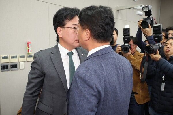 국민의힘&nbsp;송언석&nbsp;원내대표와 더불어민주당&nbsp;이기헌&nbsp;의원이 6일 서울 여의도 국회에서 열린 운영위원회의 대통령비서실과 국가안보실, 대통령경호처 등에 대한 국정감사에서 여야 설전으로 정회된 직후 이른바 '배치기'를 하며 충돌하고 있다. [사진=연합뉴스]