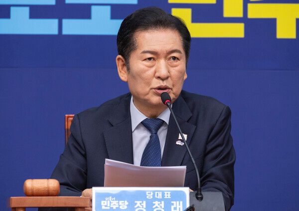 더불어민주당&nbsp;정청래&nbsp;대표가&nbsp;5일&nbsp;국회에서 21대 대선 백서 발간 시연회 직후 열린 최고위원회의에서 발언하고 있다. [사진=연합뉴스]