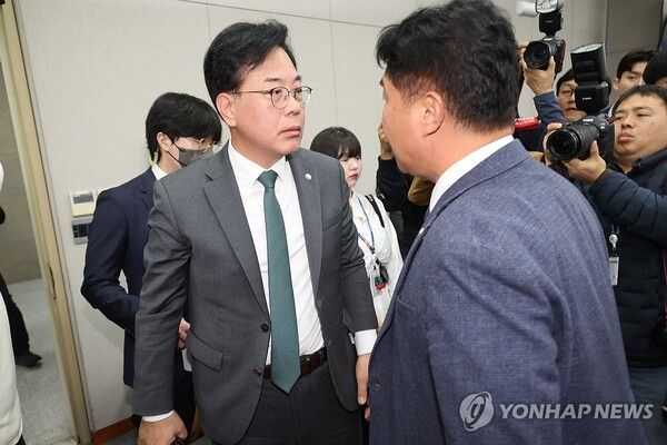 국민의힘 송언석 원내대표와 더불어민주당 이기헌 의원이 6일 서울 여의도 국회에서 열린 운영위원회의 대통령비서실과 국가안보실, 대통령경호처 등에 대한 국정감사에서 여야 설전으로 정회된 직후 이른바 '배치기'를 하며 충돌하고 있다. [출처=연합뉴스]