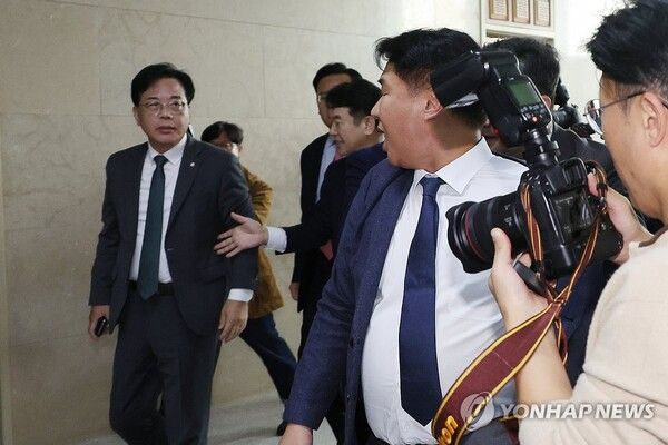 국민의힘 송언석 원내대표와 더불어민주당 이기헌 의원이 6일 서울 여의도 국회에서 열린 운영위원회의 대통령비서실과 국가안보실, 대통령경호처 등에 대한 국정감사에서 여야 설전으로 정회된 직후 이른바 '배치기'를 하는 등 격하게 충돌하고 있다. [출처=연합뉴스]