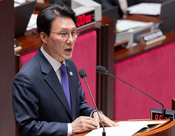 김민석 국무총리는 '특혜 제공'이 확인되면, 검경 합동수사로 조치하고 계약 취소 같은 원상회복까지 강구하라고 했다. 사진은 김 총리가 11월 6일 국회 예결위 회의장에서 열린 전체회의에 참석해 인사말을 하고 있는 모습이다. [사진=연합뉴스]