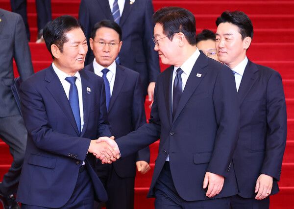 이재명 대통령이 4일 2026년도 정부 예산안 시정연설을 마친 뒤 국회를 나서며 더불어민주당&nbsp;정청래&nbsp;대표와 인사하고 있다. [사진=연합뉴스]