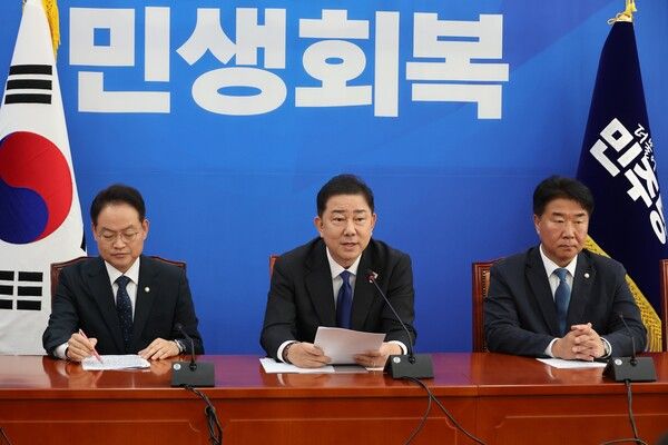 더불어민주당&nbsp;김병기&nbsp;원내대표가 9일 서울 여의도 국회에서 국정감사 종합평가와 11월 국회 운영과 관련해 기자간담회를 하고 있다.&nbsp;왼쪽부터 허영 원내정책수석부대표,&nbsp;김병기&nbsp;원내대표, 이기헌 원내대표 비서실장. [사진=연합뉴스]