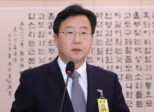 정진우&nbsp;서울중앙지검장이 23일 국회 법제사법위원회에서 열린 2025년 국정감사에서 업무 보고를 하고 있다. [사진=연합뉴스]