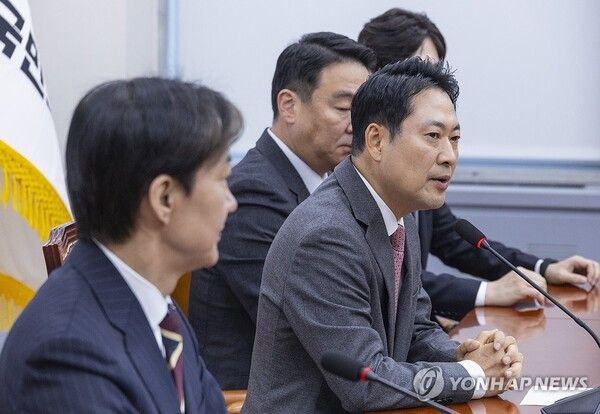 국민의힘 장동혁 대표(오른쪽)가 1일 국회에서&nbsp;조국혁신당&nbsp;조국&nbsp;대표를 만나 인사말을 하고 있다. [사진=연합뉴스]